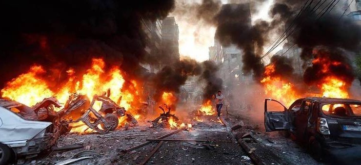 Jovem morre ao tirar foto perto de carro bomba.