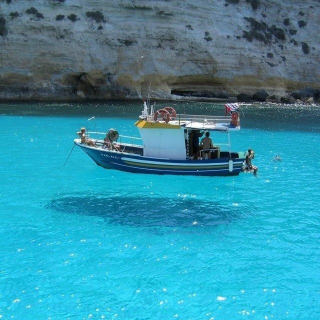 barco flutuando agua