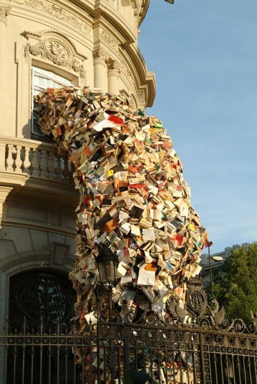 escultura livros saindo janela