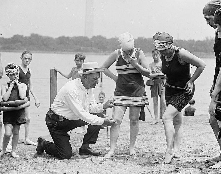 foto historia praia mulheres mostrando pernas medindo