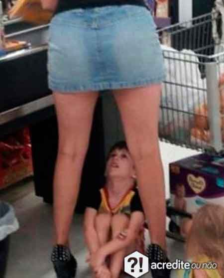 walmart-garoto-olhando-calcinha-mulher