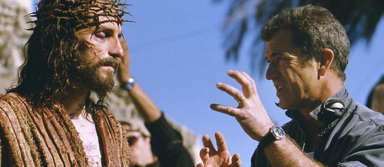 Jim Caviezel e o diretor Mel Gibson durante filmagens do filme A Paixão de Cristo (2004)