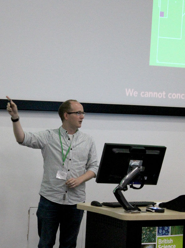 Duncan Forgan explica a imagem do campo de futebol.
