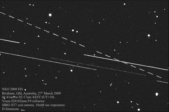 Imagem de uma trajetória próxima da Terra do 2009 FD capturada em Março de 2009 em Brisbane, Austrália.