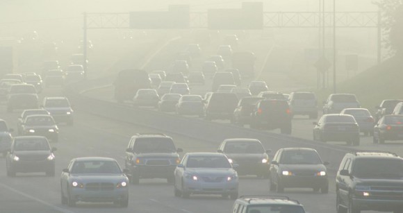 Emissões de veículos são a maior causa de poluição antropogênica.