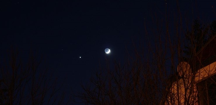 Júpiter, ao lado da Lua, em visão a olho nu (Foto: Wikimedia)
