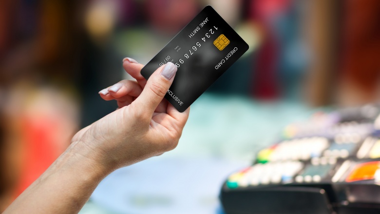 segurando-cartão-crédito