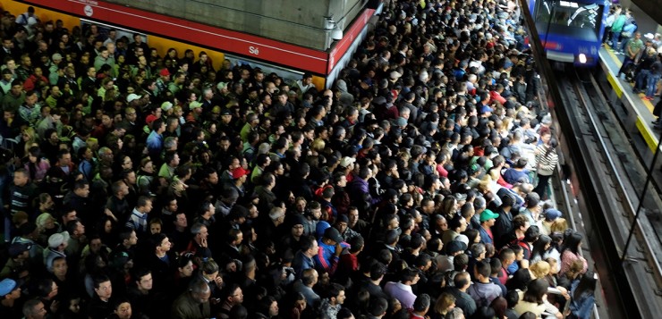 Passageiros esperam o metrô em uma estação em São Paulo, em Agosto de 2013.