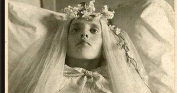 Hábito bizarro! 10 fotos assustadoras de pessoas mortas no século 19