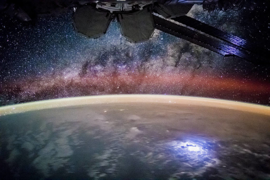 Esta foto de longa exposição do céu noturno sobre a Terra foi tirada em 9 de agosto de 2015 por um membro da tripulação da Expedição 44 a bordo da Estação Espacial Internacional. Crédito: NASA