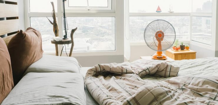 Dormir com ventilador ligado faz mal à saúde? Médico explica
