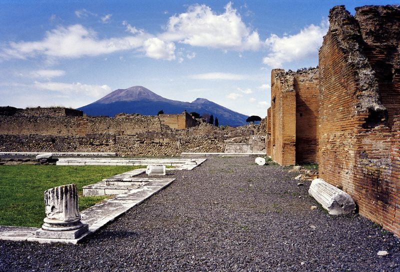 As ruínas de Pompeia, e ao fundo, o Monte Vesúvio. Fonte: Wikipedia