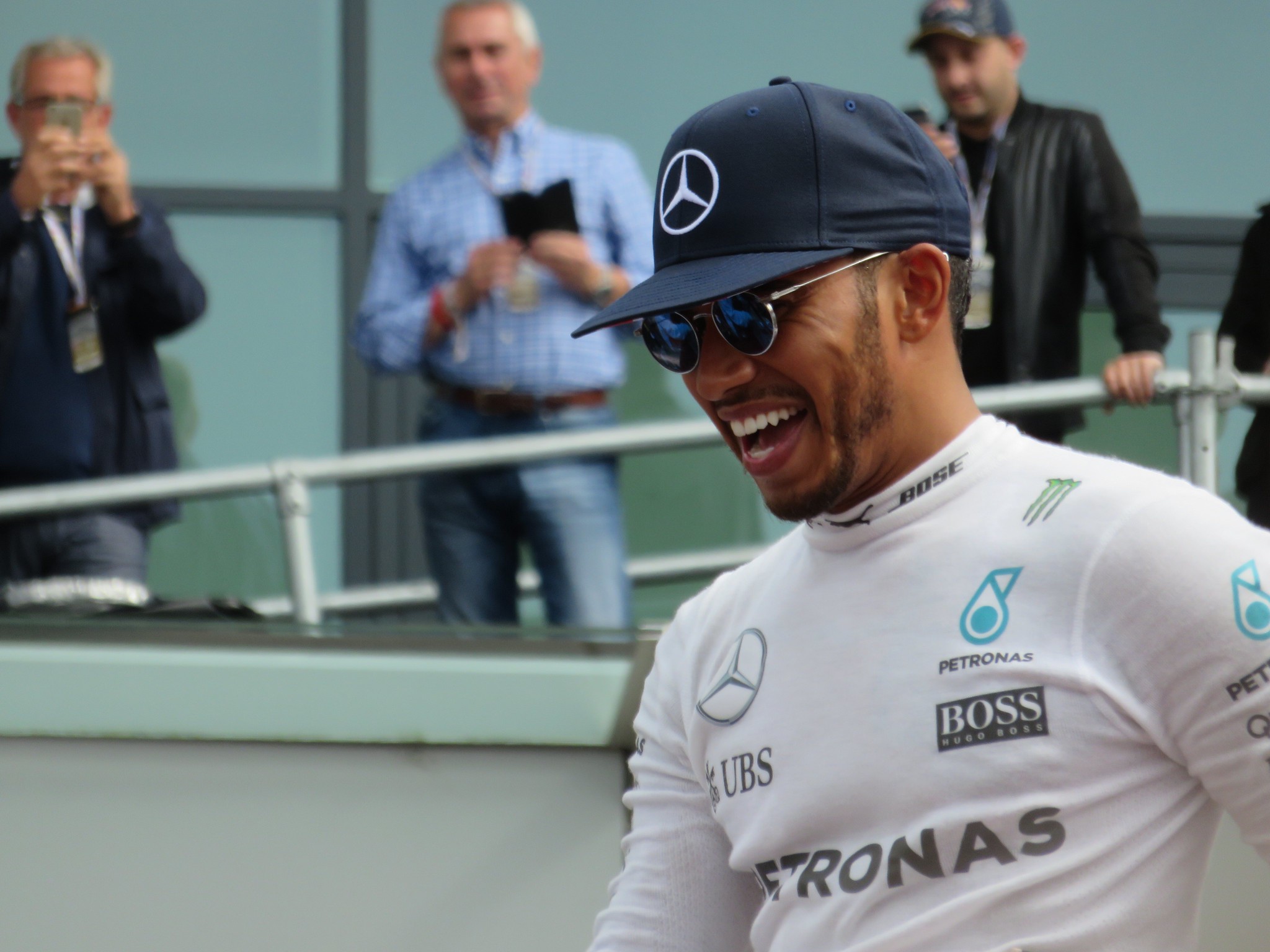 Lewis Hamilton comemorando mais uma de suas inúmeras vitórias na Fórmula 1 (Foto: Jen_ross83/CC BY-ND 2.0)